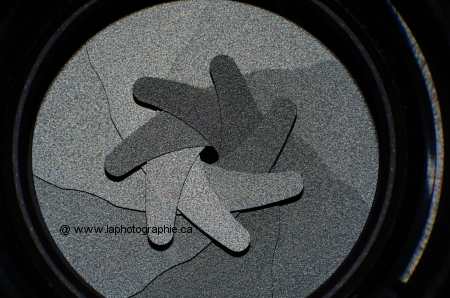 Photo du diaphragme d'objectif à une ouverture de f22