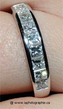 Photo d'un bijou � diamant au flash