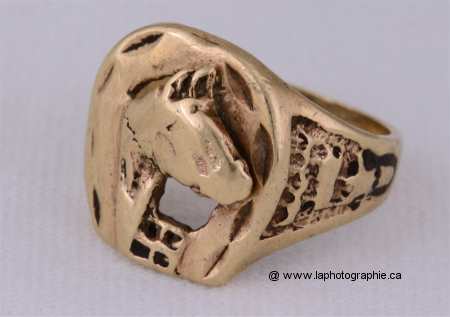 Photo d'une bague en or sur du tissu